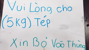 Dán giấy ‘xin 5 kg tép’, một hộ gia đình khiến dân mạng cười ngặt nghẽo