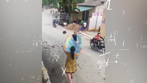 Hai cô gái dùng bạt lớn hứng 'hụt' quả mít