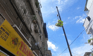 Video: Dùng xe cẩu phát lương thực cho cư dân trong khu cách ly ở TP.HCM