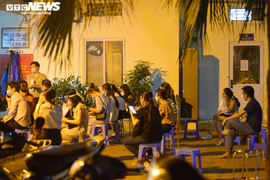 Ảnh: Người Hà Nội xếp hàng dài xin xác nhận giấy đi đường đến tối muộn