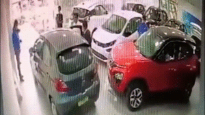 Video: Vừa mua ô tô mới, khách hàng lao xe từ tầng hai đại lý xuống đất