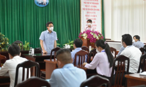 'Đang tăng cường giãn cách, sao để dân xếp hàng xét nghiệm, nhận quà?'
