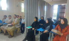 Nữ sinh Afghanistan vẫn học chung lớp với nam sinh nhưng ngăn cách bằng tấm rèm