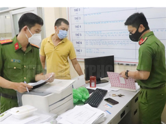 TP.HCM: Khởi tố, bắt tạm giam cán bộ phường móc nối tiêm vaccine trái phép