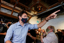 Người phản đối tiêm chủng ném sỏi vào thủ tướng Canada