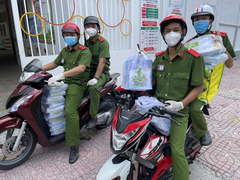 Huy động hàng nghìn giáo viên, cảnh sát, nhân viên bưu điện giao sách giáo khoa