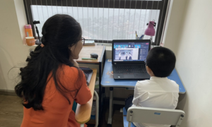 Con khóc, mẹ quát mắng, máy vẫn quay mòng mòng mỗi buổi học trực tuyến