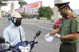 Sử dụng giấy đi đường QR Code, người Hà Nội nhẹ nhàng qua chốt vào 'vùng đỏ'