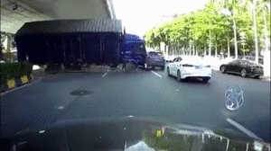 Video: Lật nghiêng khi quay đầu, xe tải đè bẹp ô tô trên đường