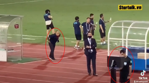 Bắt gặp khoảnh khắc HLV Park ‘nhìn lén’ trọng tài check VAR, biểu cảm ‘cute xỉu’