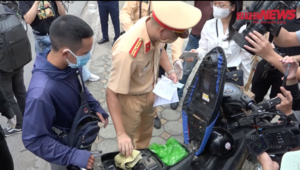 Video: Shipper dùng giấy đi đường viết tay, truy QR code ra tên người khác