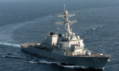 Tàu chiến Mỹ USS Benfold tuần tra sát đá Vành Khăn