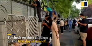 Video: Trẻ vào lớp 1, bố mẹ trèo rào quan sát con học