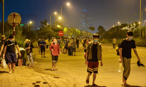 Đoàn người rời Hà Nội đi bộ về quê: Cơ quan chức năng nói gì?