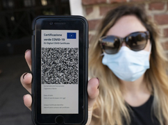 Các nước triển khai 'thẻ xanh COVID-19' thế nào?