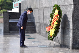Bộ trưởng Quốc phòng Nhật Bản đặt vòng hoa tại Lăng Chủ tịch Hồ Chí Minh