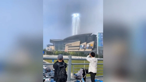 Video: Kỳ lạ cột sáng khổng lồ xuất hiện trên bầu trời ở Trung Quốc