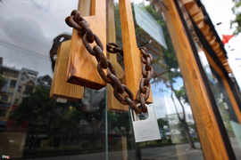 Vì sao hàng quán ở TP.HCM bối rối với '3 tại chỗ, 4 tự'?