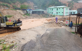 Vận chuyển 14 tấn gạo hỗ trợ bà con vùng sạt lở ở Quảng Nam