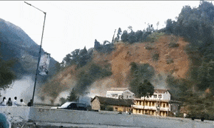 Video: Sạt lở đất khủng khiếp ở Trung Quốc, đất đá rơi xuống chặn một dòng sông