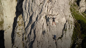 Video: Thót tim với trải nghiệm leo thang cách mặt đất 700m ở Austria