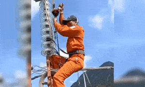 Video: Hình ảnh thợ điện Việt Nam làm việc ở độ cao hơn 100m lên báo nước ngoài