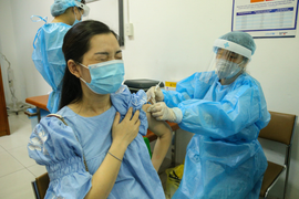 Ảnh: Phụ nữ mang thai trên 13 tuần ở Hà Nội tiêm vaccine COVID-19 