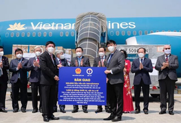 Bộ trưởng Y tế tiếp nhận 200.000 liều vaccine COVID-19 do Bỉ, Slovakia viện trợ