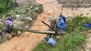 Ảnh: Mưa lớn chia cắt nhiều nơi ở miền Trung - Tây Nguyên, dân di dời khẩn cấp