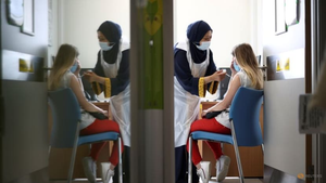 COVID-19: Israel chuẩn bị tiêm liều vaccine thứ tư, Anh bỏ hộ chiếu vaccine