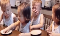 Bé trai bật khóc khi bị bạn gái giành đồ ăn