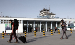 Chuyến bay thương mại đầu tiên hạ cánh ở Kabul 