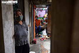 Ảnh: Xóm trọ nghèo bên bãi đất ven sông Hồng lao đao trong đại dịch COVID-19