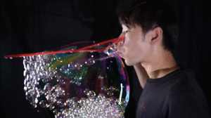 Video: Chàng trai lập kỷ lục thế giới, thổi 1.339 bong bóng xà phòng