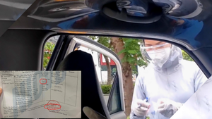 Video: Lấy mẫu xét nghiệm COVID-19 'chui' trên ô tô ở Hà Nội