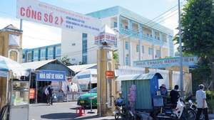 Bệnh nhân vác ghế hành hung nhân viên y tế ở Quảng Nam