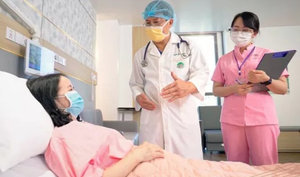 Tiêm vaccine COVID-19 xong bị sốt mới biết có thai, phải làm sao?