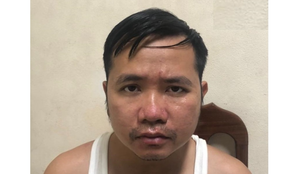 Người đàn ông không đeo khẩu trang còn đấm tới tấp cán bộ chốt kiểm soát