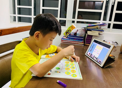 Con réo học online, sếp giục việc, phụ huynh khóc ròng