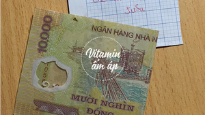 Thấy bố kẹt tiền, con gái út lén kẹp 10k vào ví kèm lời dặn đáng yêu hết nấc 