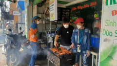 TP.HCM: Người dân quận 7 vui mừng trong ngày đầu thí điểm mở cửa trở lại