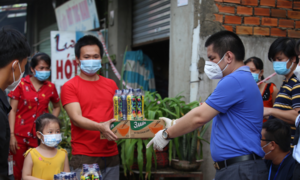 Báo điện tử VTC News trao quà của độc giả ủng hộ xóm trọ F0 ở Bình Dương