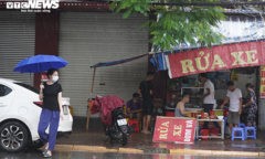 Người Hải Phòng đội mưa đi ăn sáng sau gần 2 tháng hàng quán chỉ bán mang về