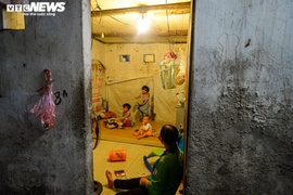 Ảnh: Bốn mẹ con bán hàng rong mắc kẹt trong nhà trọ tồi tàn 6m2 giữa đại dịch