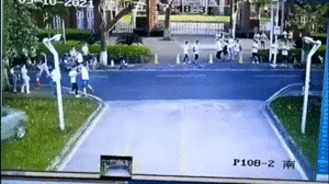 Video: Xe hơi tông thẳng vào sinh viên, lao qua cổng trường ở Trung Quốc