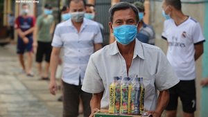 Video: Nhiều phần quà đến với các xóm trọ F0 ở Bình Dương