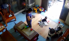 Cậu bé nghịch ngợm, ngã nhào vào mâm cơm 
