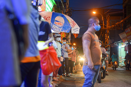 Hà Nội: Người dân xếp hàng cả giờ để được mua bánh trung thu