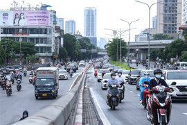 Ảnh: Đường phố Hà Nội đông đúc trong ngày đầu nới lỏng hoạt động chống dịch