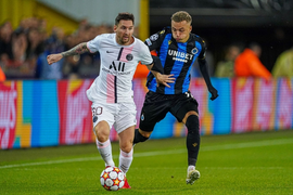 Vì sao Messi chưa tỏa sáng ở đội bóng mới như Ronaldo?